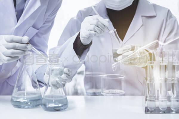 用玻璃实验室化学试管进行分析、医疗和实验的研究人员